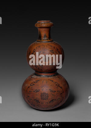 Vase, 1644-1911. China, Qing Dynastie (1644-1911). Lackiertem Holz; Insgesamt: 37,5 cm (14 3/4 in Stockfoto