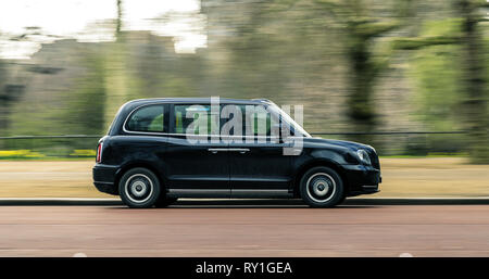 9. März 2019 - London, England. Motion Picture der neuen modernen Modell TX der elektrischen Taxi "Black Cab". Stockfoto