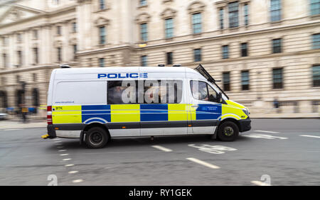 9. März 2019 - London, England. Bild der Metropolitan Police Mercedes Sprinter in motion Fahren im Capitol. Stockfoto