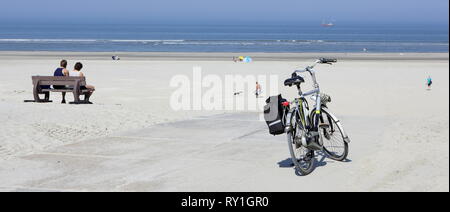 Ameland, Niederlande - 13. Oktober 2018.: Menschen auf Sand Strand. Nur für den redaktionellen Gebrauch bestimmt. Stockfoto