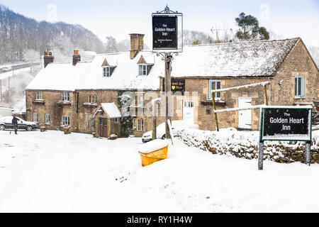 Das Goldene Herz Inn neben dem A417 während einer Cotswold schneesturm an Nettleton unten in der Nähe von Birdlip, Gloucestershire, Großbritannien Stockfoto