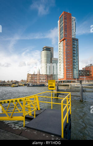 Rotterdam, die Niederlande - Februar 9, 2019: Knebel für die River Taxi am Rijnhaven, über den Fluss Montevideo Wolkenkratzer und der famou Stockfoto