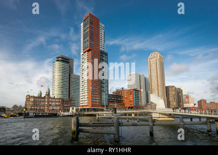 Rotterdam, die Niederlande - Februar 9, 2019: Blick von der Rijnhaven über die Maas in Richtung der modernen Skyline, eine große Touristenattraktion in Stockfoto