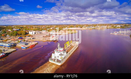 Landschaft Luftaufnahme der industrielle Teil von Pärnu, in denen Fabriken an der Küste Hafen in Parnu Estland gefunden werden Stockfoto