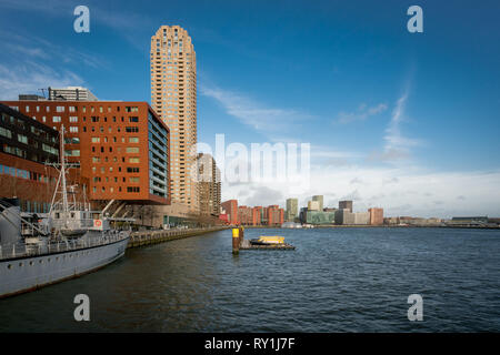 Blick über die Rijnhaven mit New Orleans Hochhaus im Vordergrund und die moderne Skyline hinter sich. Stockfoto