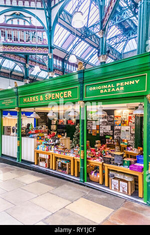 Marks und Spencer Original Penny Markt Kirkgate Basar in Leeds, Leeds, West Yorkshire GROSSBRITANNIEN Stockfoto