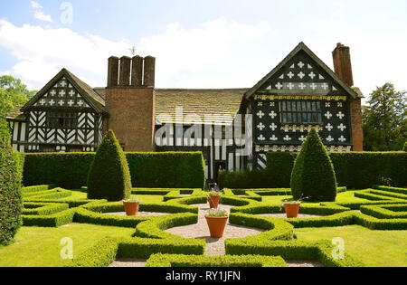 Little Moreton Hall ein Wasserschloss Fachwerk Herrenhaus, erbaut im 16. Jahrhundert Stockfoto