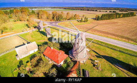 Die alten traditionellen Windmühlen in Angla. Windmühlen, die so alt werden für die Natur in der kleinen Stadt von Angla in Saaremaa Estland erhalten Stockfoto