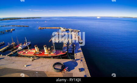 Luftaufnahme des Wasserflugzeugs im Hafen Kopli. Großes Schiff und Meer Schiffe Docking auf dem Sims auf den Hafen Stockfoto