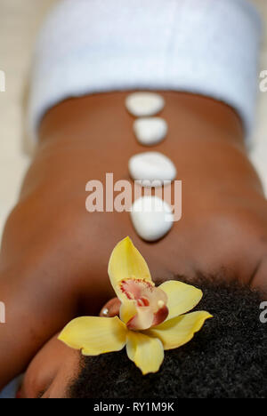 Stone Therapie. Frau, eine Hot Stone Massage im Spa Salon Stockfoto