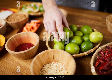 Männliche Handpflückung Kalk Stockfoto