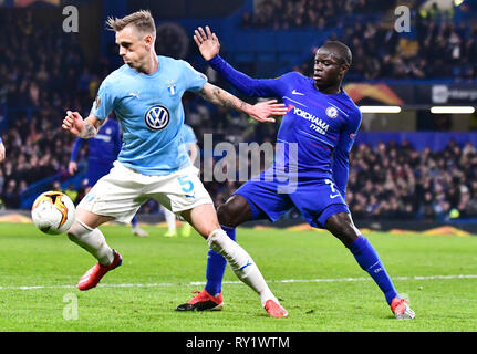 LONDON, ENGLAND - 21. FEBRUAR 2019: Søren Rieks von Malmö und N'Golo Kante von Chelsea dargestellt, während das zweite Bein der UEFA Europa League 2018/19 Runde 32 Spiel zwischen Chelsea FC (England) und Malmö FF (Schweden) an der Stamford Bridge. Stockfoto