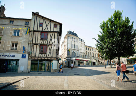 Niort (zentral-westlichen Frankreich): Gebäude und Fachwerkhäuser in der "Place des Halles" Platz, in der Innenstadt Stockfoto