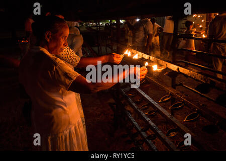 Frau, Beleuchtung, Kerze Kataragama Tempel, Sri Lanka. Juli 2017 Stockfoto