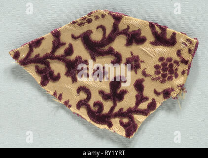 Velvet Fragment, Anfang 1600. Italien, Anfang des 17. Jahrhunderts. Velvet; insgesamt: 10 x 13,5 cm (3 15/16 x 5 5/16 Zoll Stockfoto