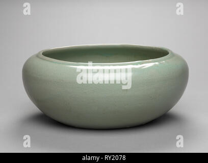 Schüssel, 1100. Korea, Goryeo-zeit (918-1392). Celadon; Außendurchmesser: 25,1 cm (9 7/8 in.); Insgesamt: 10,5 cm (4 1/8 in. Stockfoto