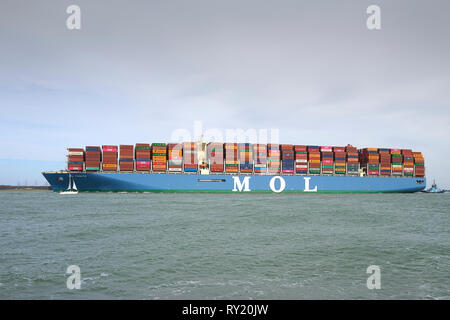 Das Containerschiff, MOL TRIBUT, betritt die schmale tiefe Wasser Kanal in den Hafen von Southampton nach einem 26 Tage Reise von Singapur. Stockfoto