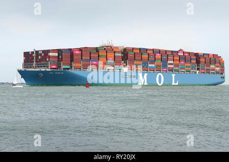 Das Containerschiff, MOL TRIBUT, betritt die schmale tiefe Wasser Kanal in den Hafen von Southampton nach einem 26 Tage Reise von Singapur. Stockfoto