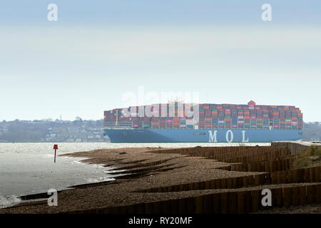 Das voll beladene Containerschiff MOL TRIBUTE betritt nach EINER 26-tägigen Reise von Singapur den engen Tiefwasserkanal in den Hafen von Southampton. Stockfoto