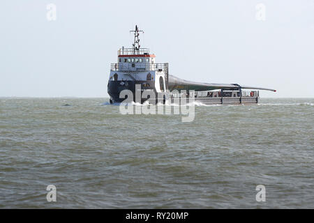 Das Deck Frachtschiff, MTB BLADE RUNNER ZWEI, Transportieren ein riesiges Rotorblatt von der Isle Of Wight Zum Hafen von Southampton, UK. Stockfoto