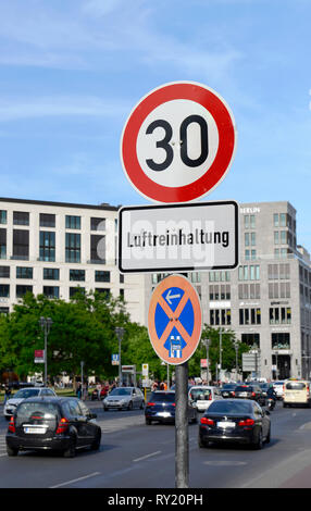 Tempolimit, Luftreinhaltung, Leipziger Straße, Mitte, Berlin, Deutschland Stockfoto