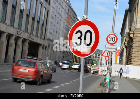 Tempolimit, Luftreinhaltung, Leipziger Straße, Mitte, Berlin, Deutschland Stockfoto