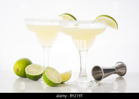 Margarita Cocktails mit Limette im Glas auf weißem Hintergrund. Stockfoto