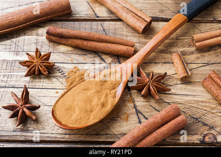 Duftende Gewürze Zimtstangen und Masse, Sternanis auf hölzernen Hintergrund Stockfoto
