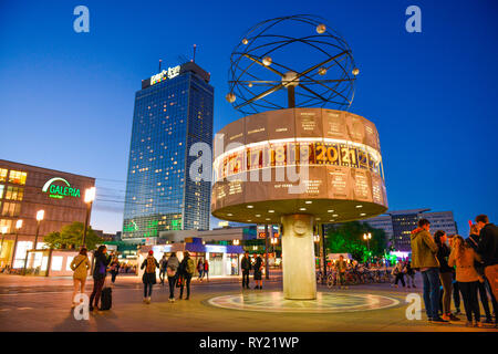 Weltzeituhr, Park Inn Hotel, Alexanderplatz, Mitte, Berlin, Deutschland Stockfoto