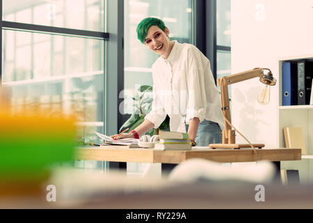 Nette gut aussehende Frau arbeitet sie an ihrem eigenen Projekt Stockfoto