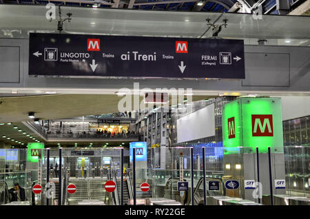 Turin, Piemont, Italien. März 2019. In Richtung Sonnenuntergang das Innere der Bahnhof Porta Susa, ein modernes und futuristisches Gebilde aus Glas und Stahl. Die metr Stockfoto