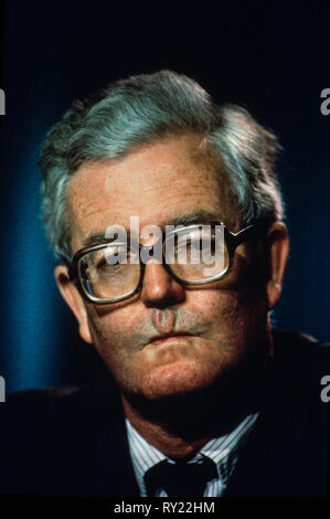 Douglas Hurd 1985 am Parteitag der Konservativen Partei, Blackpool England. 1985 Douglas Richard Hurd, Baron Hurd von Westwell, CH, CBE, PC (vom 8. März 1930) ist ein britischer konservativer Politiker, die in den Regierungen von Margaret Thatcher und John Major von 1979 bis 1995 gedient. Ein karrierediplomat, der Privatsekretär von Premierminister Edward Heath, Hurd erste Parlament im Februar 1974 als Abgeordneter für den Wahlkreis (Witney Oxfordshire von 1983). Seine erste Regierung Post wurde als Minister für Europa von 1979 bis 1983 (als das Büro Eröffnungs-Inhaber) und er diente in mehreren Ca Stockfoto