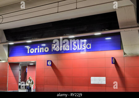 Turin, Piemont, Italien. März 2019. Das Innere der Bahnhof Porta Susa, ein modernes und futuristisches Gebilde aus Glas und Stahl. Im Untergeschoss, die Tr Stockfoto