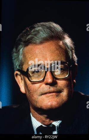 Douglas Hurd 1985 am Parteitag der Konservativen Partei, Blackpool England. 1985 Douglas Richard Hurd, Baron Hurd von Westwell, CH, CBE, PC (vom 8. März 1930) ist ein britischer konservativer Politiker, die in den Regierungen von Margaret Thatcher und John Major von 1979 bis 1995 gedient. Ein karrierediplomat, der Privatsekretär von Premierminister Edward Heath, Hurd erste Parlament im Februar 1974 als Abgeordneter für den Wahlkreis (Witney Oxfordshire von 1983). Seine erste Regierung Post wurde als Minister für Europa von 1979 bis 1983 (als das Büro Eröffnungs-Inhaber) und er diente in mehreren Ca Stockfoto