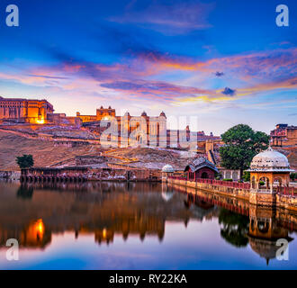 Amber Fort und Maota See bei Sonnenuntergang. Jaipur, Rajasthan, Indien, Asien Stockfoto