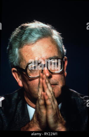 Douglas Hurd 1985 am Parteitag der Konservativen Partei, Blackpool England. 1985 Douglas Richard Hurd, Baron Hurd von Westwell, CH, CBE, PC (vom 8. März 1930) ist ein britischer konservativer Politiker, die in den Regierungen von Margaret Thatcher und John Major von 1979 bis 1995 gedient. Ein karrierediplomat, der Privatsekretär von Premierminister Edward Heath, Hurd erste Parlament im Februar 1974 als Abgeordneter für den Wahlkreis (Witney Oxfordshire von 1983). Seine erste Regierung Post wurde als Minister für Europa von 1979 bis 1983 (als das Büro Eröffnungs-Inhaber) und er diente in mehreren Ca Stockfoto