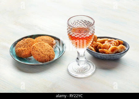 Ein Foto von einem Glas Wein mit Cookies und Muttern, mit Kopie Raum Stockfoto