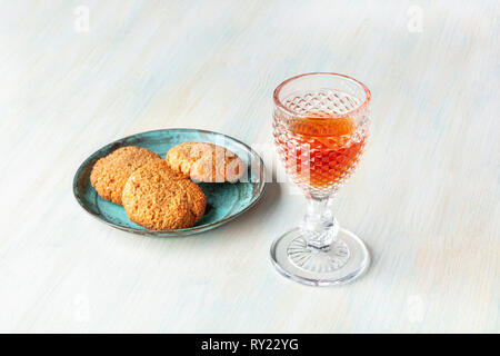 Ein Foto von einem Glas Wein mit Plätzchen und ein Platz für Text Stockfoto