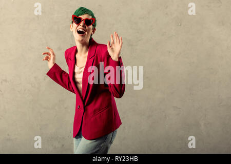 Positiv optimistische Frau für ein Foto posiert Stockfoto