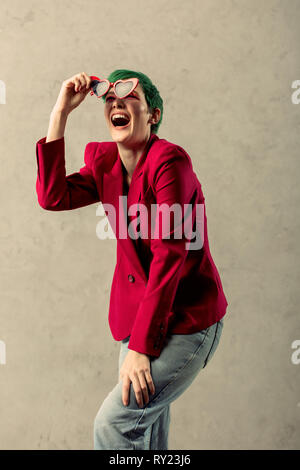 Positiv erfreut, Frau weg nehmen Sie ihre Brille Stockfoto