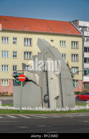 Wolf Vostell, Skulptur 2 Beton Cadillacs in Form der nackten Maja, Rathenauplatz, Halensee, Berlin, Deutschland Stockfoto