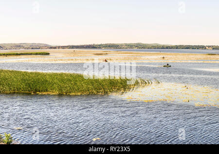 Morgen Angeln in der Bucht des Dnjepr auf kleine Boote, Kiew, Ukraine. Stockfoto