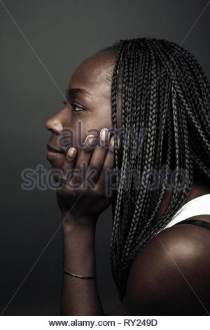 Profil Porträt nachdenklich schöne Afrikanische Amerikanische junge Frau