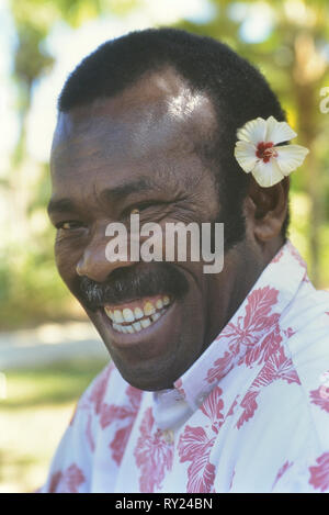 Ein Fijian Mann, Teki Teki oder Blume hinter seinem linken Ohr. Fidschi. South Pacific. Stockfoto