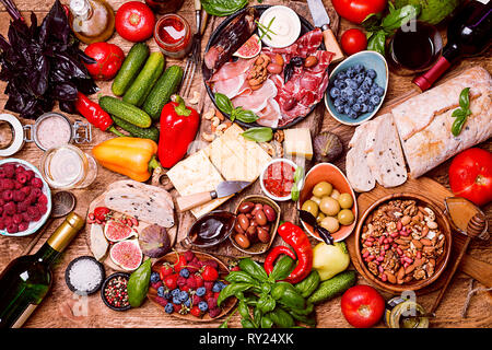 Italienische Antipasti Wein Snacks. Käsesorte, Muttern, mediterrane Oliven, Saucen, Prosciutto di Parma oder Schinken, Tomaten, Gemüse und Beeren Stockfoto