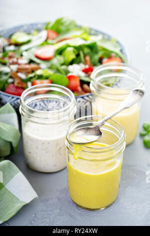 Vielzahl von Salatdressings, die in Gläsern Stockfoto