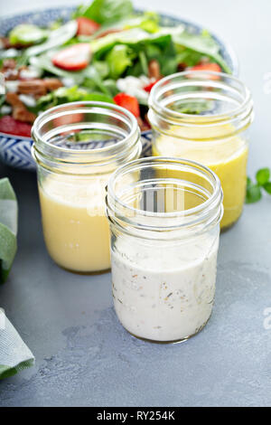 Vielzahl von Salatdressings, die in Gläsern Stockfoto