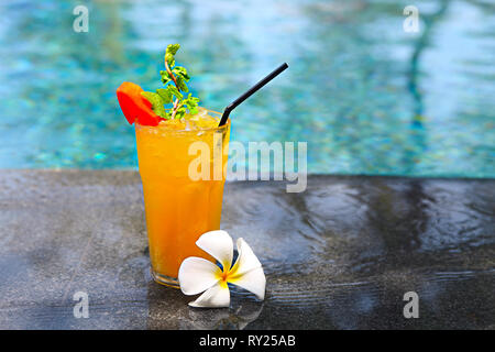 Cocktail Mai Tai mit hellen rum, brauner Rum, Orange Curacao, Mandel Sirup, Kalk, Eiswürfel, Ananas und Minze am Pool. Stockfoto