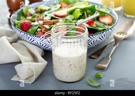 Hausgemachte Ranch Dressing in einem Glas Stockfoto