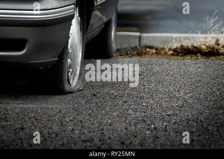 Reifen des Autos am Straßenrand Gefahr reisen Transport Rad Stockfoto